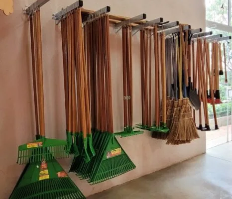 Ferramentas de jardinagem penduradas