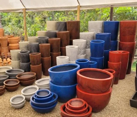 Vasos de cerâmica coloridos empilhados